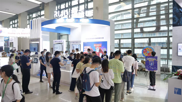 1-pt真人游戏官网展台人流攒动.jpg
