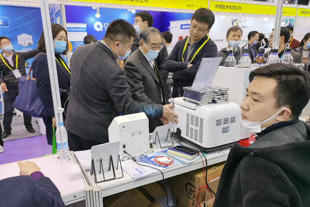 3-pt真人游戏官网展台前.jpg