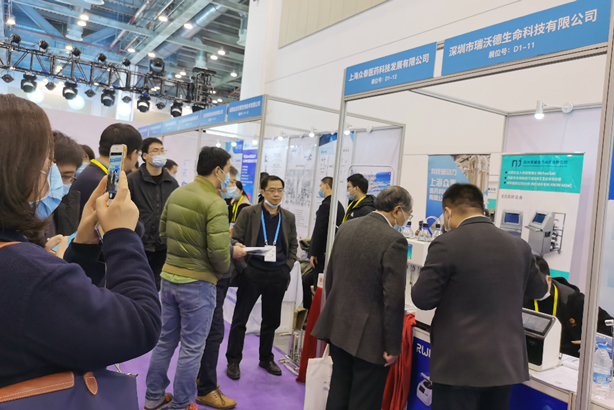 4-pt真人游戏官网展台前.jpg