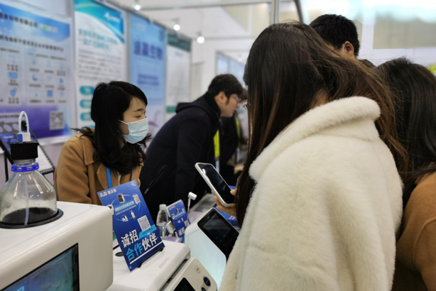5-pt真人游戏官网展台前.jpg