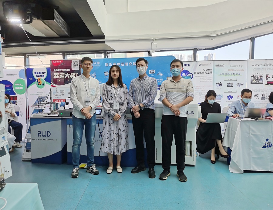 8-PT真人·[中国]官方网站在展位.jpg