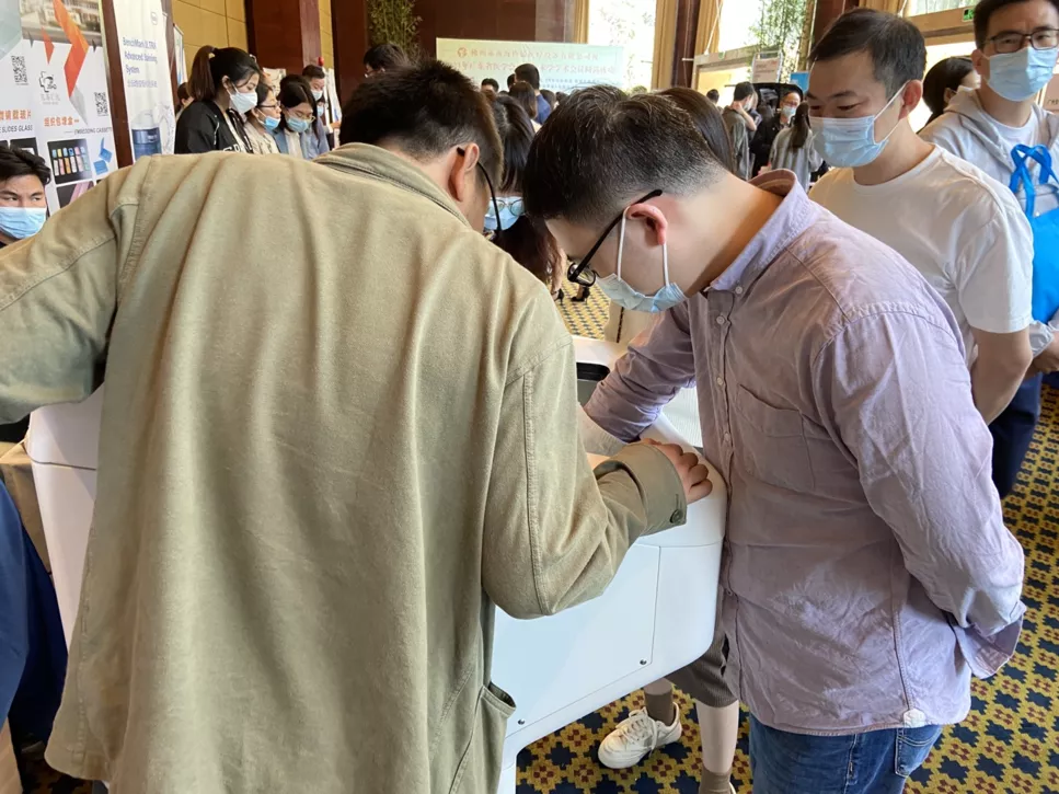 4-客户现场体验pt真人游戏官网产品.png