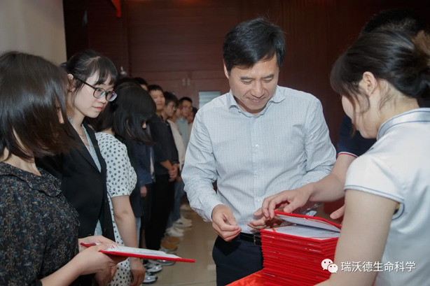 4-pt真人游戏官网总经理修先帅为获奖学子颁奖.jpg