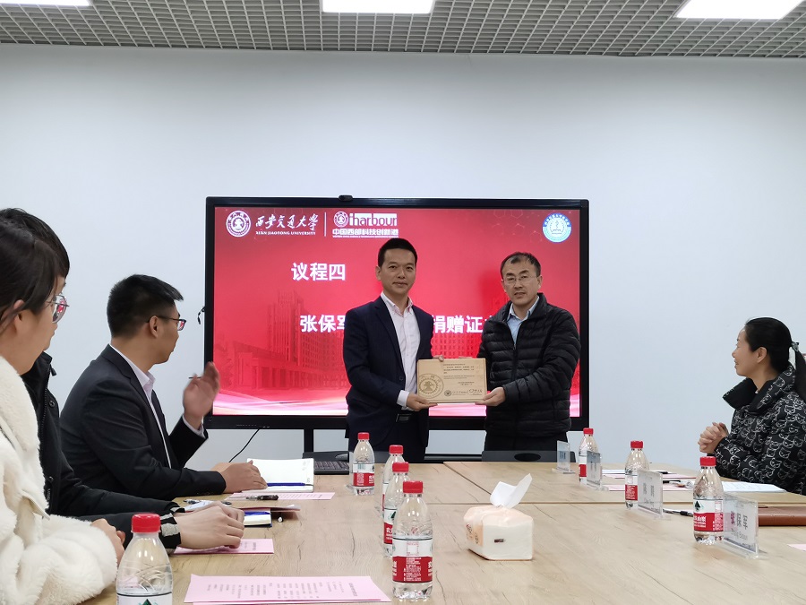 3-为pt真人游戏官网颁发了捐赠证书.jpg