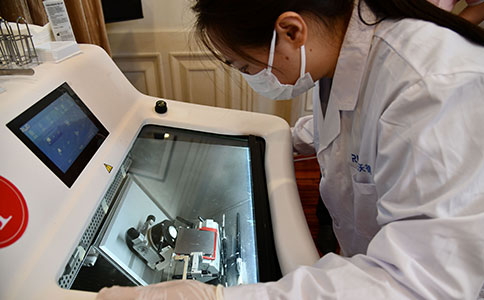 参赛选手使用pt真人游戏官网冷冻切片机进行比赛