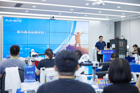 在开班仪式上，pt真人游戏官网总经理修先帅先生进行了公司文化分享，传递了pt真人游戏官网“奋斗者永远是年轻”的精神理念，同时表达了对讲师和学员们的感谢，并预祝大家在本次培训班中收获满满。