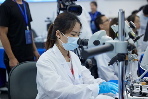 在两期实操课程中，由万金霞老师和罗斌老师带来《病毒注射/光纤埋置》教学实操；pt真人游戏官网光纤记录产品经理何欢和产品营销经理庞朝琴带来《光纤记录信号采集/软件分析》教学实操；pt真人游戏官网动物神经信号研究方案负责人杨静带来《微电极拉制仪使用介绍》；pt真人游戏官网脑立体定位仪产品经理蔡晓文带来《全自动脑立体定位仪使用介绍》等一系列详细的专题讲解。