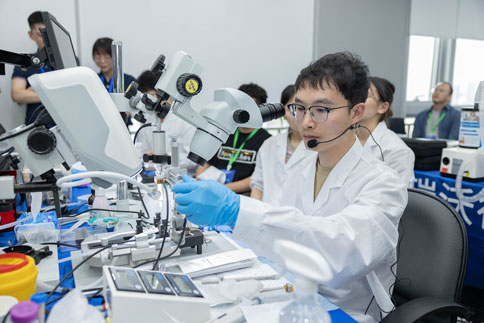 在两期实操课程中，由万金霞老师和罗斌老师带来《病毒注射/光纤埋置》教学实操；pt真人游戏官网光纤记录产品经理何欢和产品营销经理庞朝琴带来《光纤记录信号采集/软件分析》教学实操；pt真人游戏官网动物神经信号研究方案负责人杨静带来《微电极拉制仪使用介绍》；pt真人游戏官网脑立体定位仪产品经理蔡晓文带来《全自动脑立体定位仪使用介绍》等一系列详细的专题讲解。