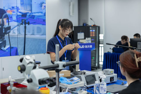 在两期实操课程中，由万金霞老师和罗斌老师带来《病毒注射/光纤埋置》教学实操；pt真人游戏官网光纤记录产品经理何欢和产品营销经理庞朝琴带来《光纤记录信号采集/软件分析》教学实操；pt真人游戏官网动物神经信号研究方案负责人杨静带来《微电极拉制仪使用介绍》；pt真人游戏官网脑立体定位仪产品经理蔡晓文带来《全自动脑立体定位仪使用介绍》等一系列详细的专题讲解。