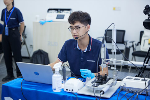 在两期实操课程中，由万金霞老师和罗斌老师带来《病毒注射/光纤埋置》教学实操；pt真人游戏官网光纤记录产品经理何欢和产品营销经理庞朝琴带来《光纤记录信号采集/软件分析》教学实操；pt真人游戏官网动物神经信号研究方案负责人杨静带来《微电极拉制仪使用介绍》；pt真人游戏官网脑立体定位仪产品经理蔡晓文带来《全自动脑立体定位仪使用介绍》等一系列详细的专题讲解。